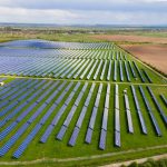 Kesäinen aurinkopuisto keskellä maaseutua.